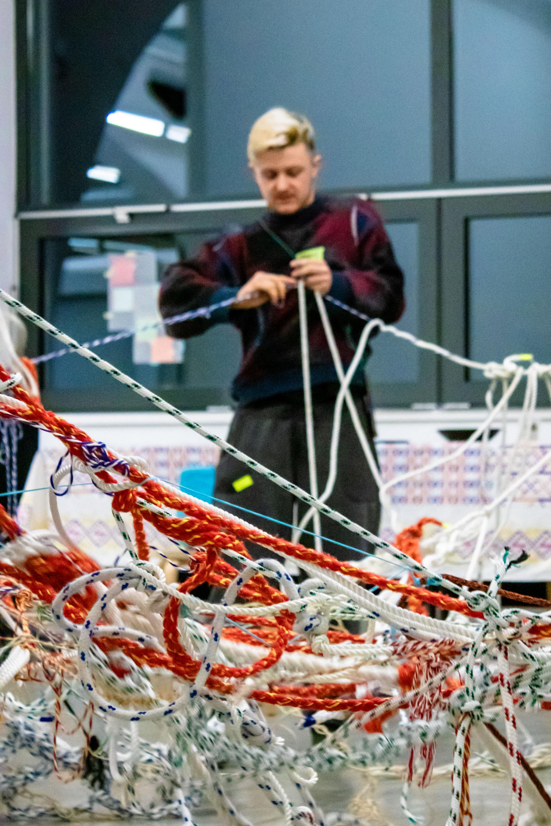 Eddie de Goër working on a net during a workshop at La Kunsthalle, Mulhouse, 2025.